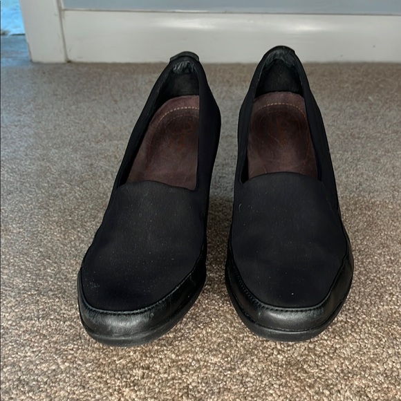Clarks Black Flats with Suede Finish and Cushioned Insoles - Picture 2 of 7